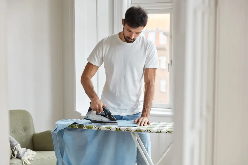 imagen que describe Plancha de vapor cuidando una prenda delicada para evitar daños