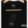 imagen que describe camiseta oakley color negro de la tienda online american store