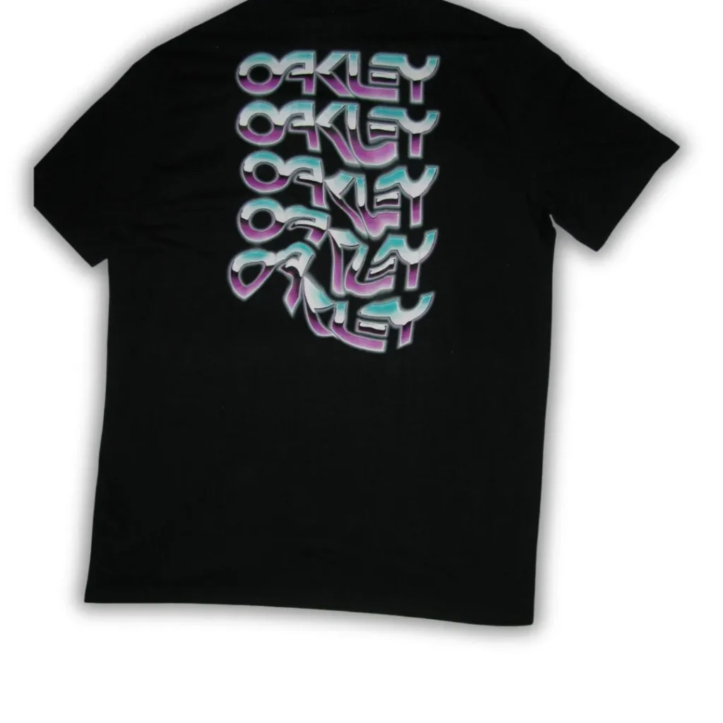 imagen que describe camiseta oakley negra