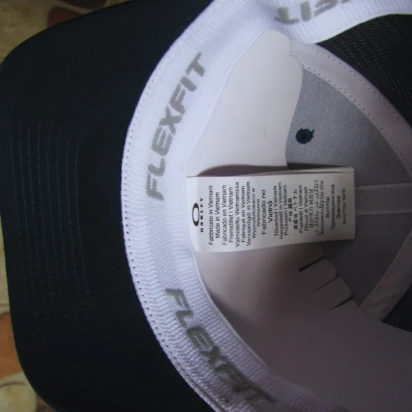 imagen que describe gorra marca oakley de la tienda online american store