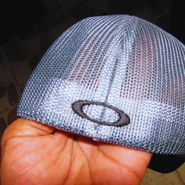 imagen que describe gorra marca oakley de la tienda online american store